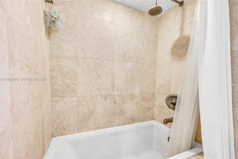 Condo in Miami Beach, Florida, 1 bedroom  № 2068004 - photo 17
