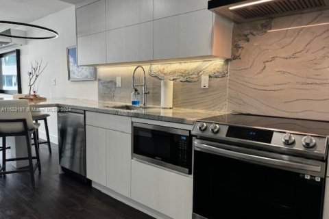 Снять в аренду кондоминиум в Майами-Бич, Флорида 1 спальня, 82.68м2, № 1936754 - фото 28