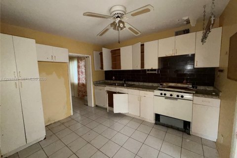 House in Hollywood, Florida 2 bedrooms, 87.14 sq.m. № 2389967 - photo 5