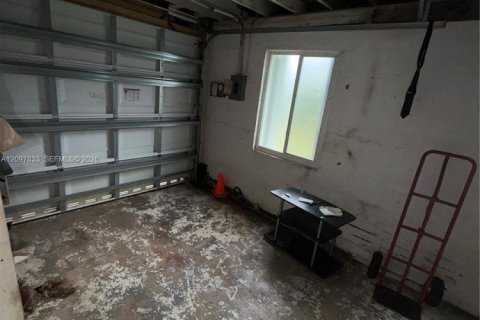 House in Hollywood, Florida 2 bedrooms, 87.14 sq.m. № 2389967 - photo 9