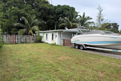 House in Hollywood, Florida 2 bedrooms, 87.14 sq.m. № 2389967 - photo 2