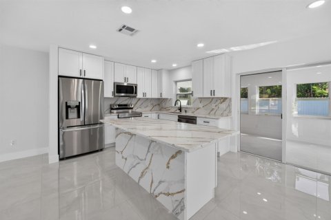 Villa ou maison à louer à Port St. Lucie, Floride: 3 chambres, 178.93 m2 № 2401886 - photo 2