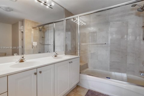 Copropriété à vendre à Miami, Floride: 2 chambres, 102.19 m2 № 1927882 - photo 12