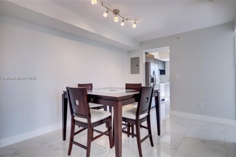 Copropriété à vendre à Miami, Floride: 2 chambres, 102.19 m2 № 1927882 - photo 13