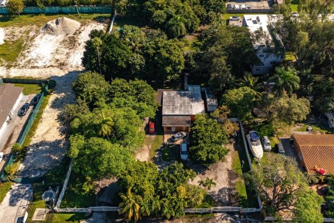 Commercial property in Opa-locka, Florida № 1940378 - photo 6