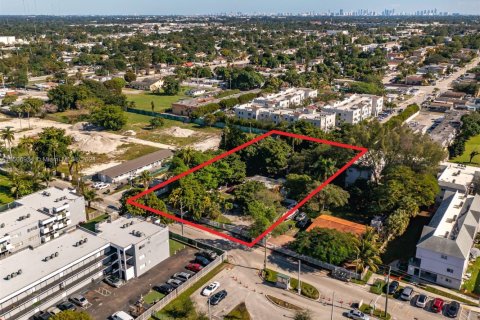 Commercial property in Opa-locka, Florida № 1940378 - photo 1