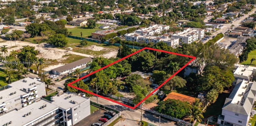 Commercial property in Opa-locka, Florida № 1940378