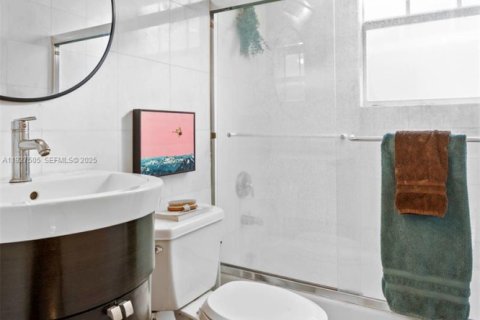 Condo in Miami Beach, Florida, 2 bedrooms  № 2059879 - photo 24