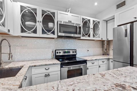 Condo in Miami Beach, Florida, 2 bedrooms  № 2059879 - photo 16