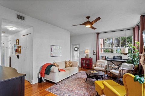 Condo in Miami Beach, Florida, 2 bedrooms  № 2059879 - photo 7