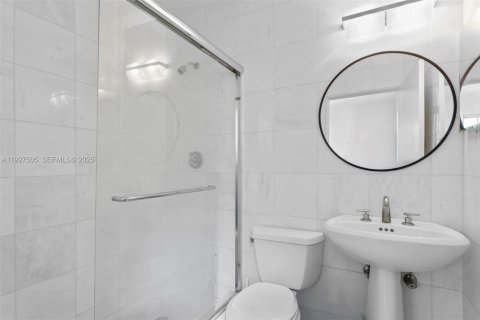 Condo in Miami Beach, Florida, 2 bedrooms  № 2059879 - photo 23