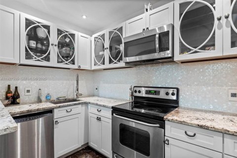 Condo in Miami Beach, Florida, 2 bedrooms  № 2059879 - photo 15