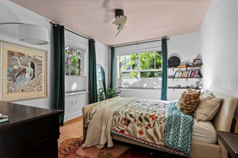 Condo in Miami Beach, Florida, 2 bedrooms  № 2059879 - photo 20