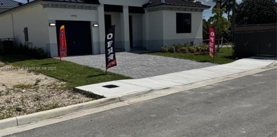 House in Homestead, Florida 4 bedrooms № 1857208