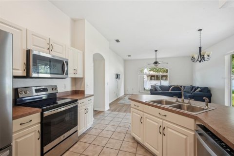 House in Zephyrhills, Florida 4 bedrooms, 208.38 sq.m. № 2233976 - photo 10