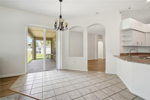 House in Zephyrhills, Florida 4 bedrooms, 208.38 sq.m. № 2233976 - photo 6