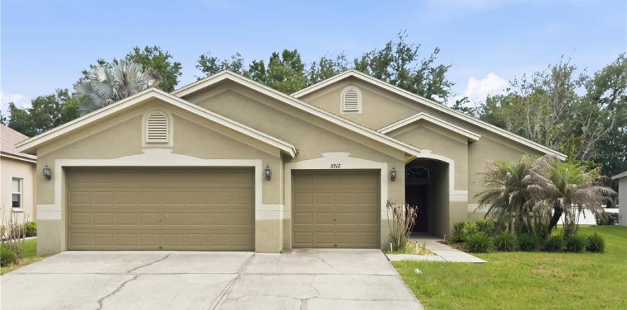House in Zephyrhills, Florida 4 bedrooms, 208.38 sq.m. № 2233976