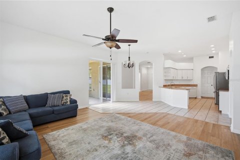 House in Zephyrhills, Florida 4 bedrooms, 208.38 sq.m. № 2233976 - photo 8