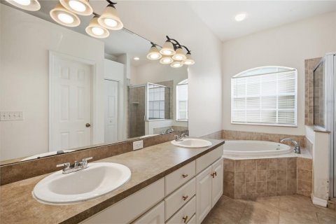 House in Zephyrhills, Florida 4 bedrooms, 208.38 sq.m. № 2233976 - photo 13