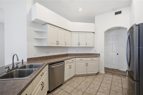 House in Zephyrhills, Florida 4 bedrooms, 208.38 sq.m. № 2233976 - photo 9