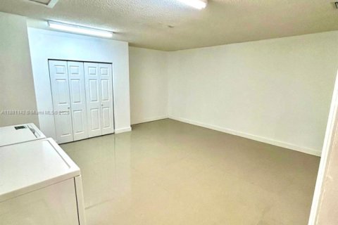 Casa en alquiler en Hialeah, Florida, 4 dormitorios, 174.1 m2 № 1930012 - foto 12