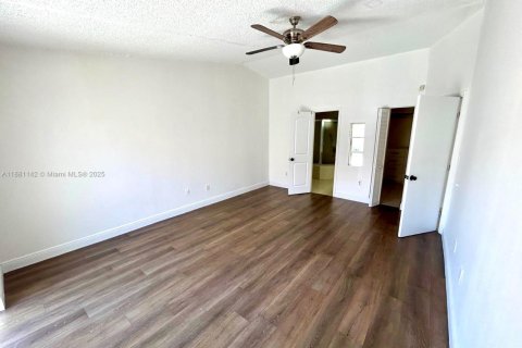 Casa en alquiler en Hialeah, Florida, 4 dormitorios, 174.1 m2 № 1930012 - foto 2