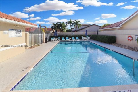 Casa en alquiler en Hialeah, Florida, 4 dormitorios, 174.1 m2 № 1930012 - foto 19