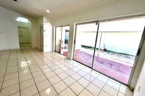Casa en alquiler en Hialeah, Florida, 4 dormitorios, 174.1 m2 № 1930012 - foto 14