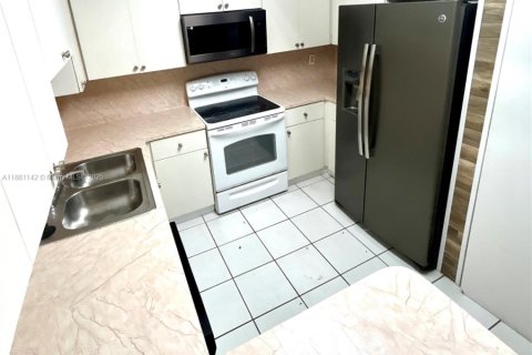 Casa en alquiler en Hialeah, Florida, 4 dormitorios, 174.1 m2 № 1930012 - foto 5