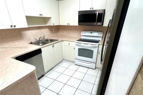 Casa en alquiler en Hialeah, Florida, 4 dormitorios, 174.1 m2 № 1930012 - foto 6