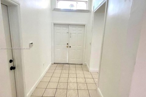 Casa en alquiler en Hialeah, Florida, 4 dormitorios, 174.1 m2 № 1930012 - foto 15