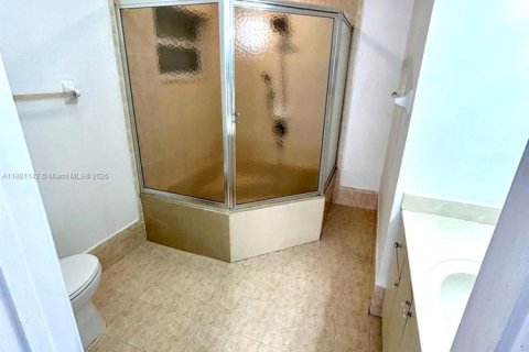 Casa en alquiler en Hialeah, Florida, 4 dormitorios, 174.1 m2 № 1930012 - foto 4