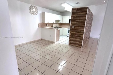 Casa en alquiler en Hialeah, Florida, 4 dormitorios, 174.1 m2 № 1930012 - foto 11