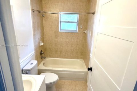 Casa en alquiler en Hialeah, Florida, 4 dormitorios, 174.1 m2 № 1930012 - foto 7