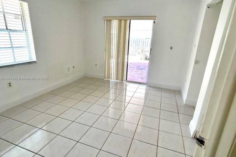 Casa en alquiler en Hialeah, Florida, 4 dormitorios, 174.1 m2 № 1930012 - foto 9