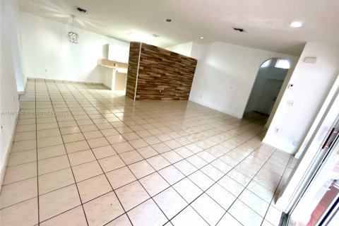 Casa en alquiler en Hialeah, Florida, 4 dormitorios, 174.1 m2 № 1930012 - foto 10