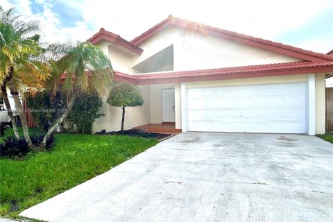 Casa en alquiler en Hialeah, Florida, 4 dormitorios, 174.1 m2 № 1930012 - foto 1