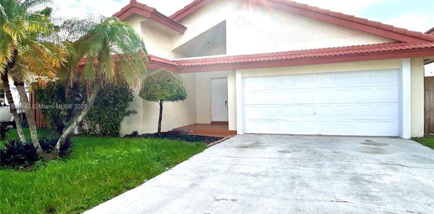 Casa en Hialeah, Florida 4 dormitorios, 174.1 m2 № 1930012