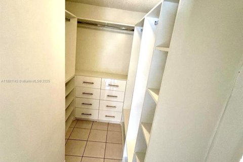 Casa en alquiler en Hialeah, Florida, 4 dormitorios, 174.1 m2 № 1930012 - foto 3