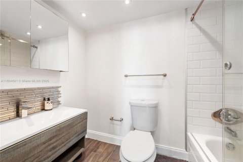 Condo in Miami Beach, Florida, 1 bedroom № 1959897 - photo 20