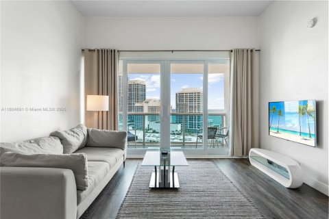 Condo in Miami Beach, Florida, 1 bedroom № 1959897 - photo 1