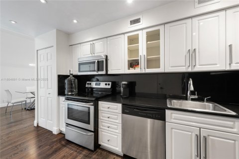 Condo in Miami Beach, Florida, 1 bedroom № 1959897 - photo 13