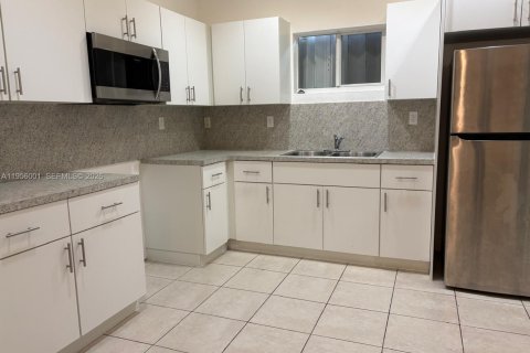 Casa en alquiler en Miami, Florida, 4 dormitorios, 126.63 m2 № 2011989 - foto 3