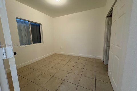 Casa en alquiler en Miami, Florida, 4 dormitorios, 126.63 m2 № 2011989 - foto 6