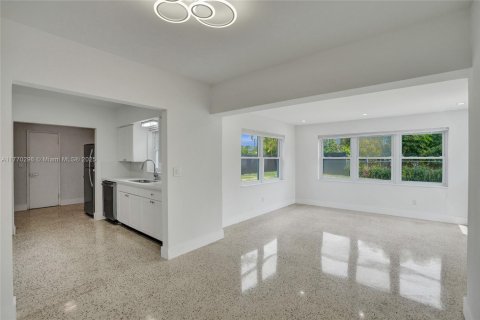 House in North Miami, Florida 3 bedrooms, 145.67 sq.m. № 1696185 - photo 9