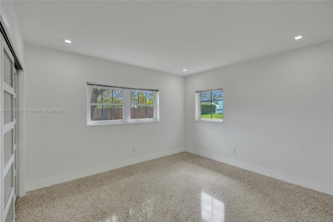 House in North Miami, Florida 3 bedrooms, 145.67 sq.m. № 1696185 - photo 13