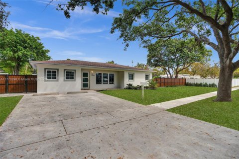 House in North Miami, Florida 3 bedrooms, 145.67 sq.m. № 1696185 - photo 3
