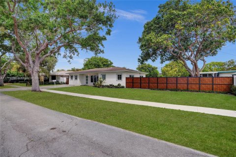 House in North Miami, Florida 3 bedrooms, 145.67 sq.m. № 1696185 - photo 2
