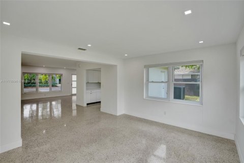 House in North Miami, Florida 3 bedrooms, 145.67 sq.m. № 1696185 - photo 11