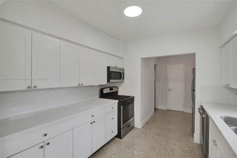 House in North Miami, Florida 3 bedrooms, 145.67 sq.m. № 1696185 - photo 20